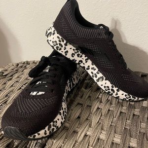 Women’s Brook’s Revel 5 Black shoe size 8.